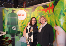 Regina Nieuwmeijer (Veha Plastics) en Hilde van Steijn (Dosatron). Veha Plastics en Dosatron presenteerden een nieuwe D9 Green Line pomp met een nieuwe motor die nog maar uit 35 onderdelen bestaat in plaats van 96. Die onderdelen zijn allemaal van kunststof en daarmee is de pomp nog onderhoudsvriendelijker.